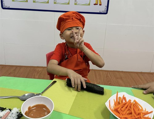 Hoạt động bé tập làm nội trợ
