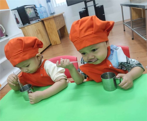 Hoạt động bé tập làm nội trợ của các bé lớp 19-24 tháng