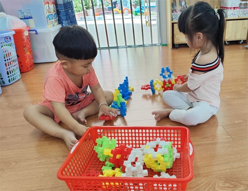 Hoạt động vui chơi của các bé lớp 25-36 tháng (1)