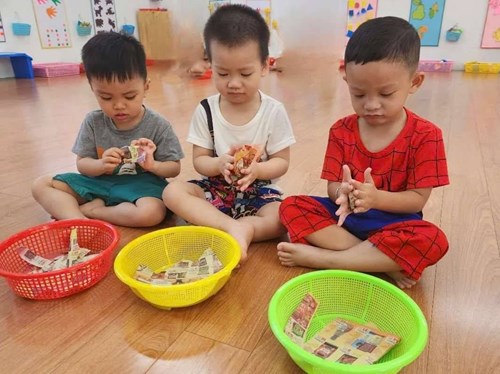 Các bé lớp 25-36 tháng (1) chơi với giấy - Thực hiện kỹ năng vận động tinh  Vò giấy 