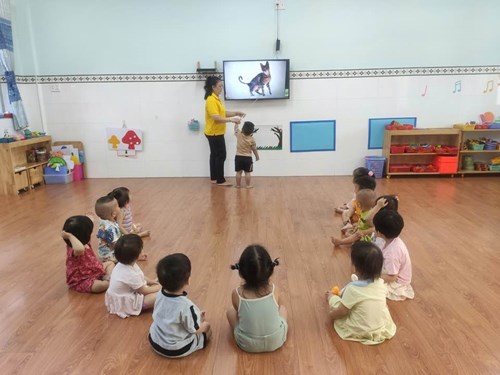 Giờ học phát triển ngôn ngữ của các bé lớp 19-24 tháng