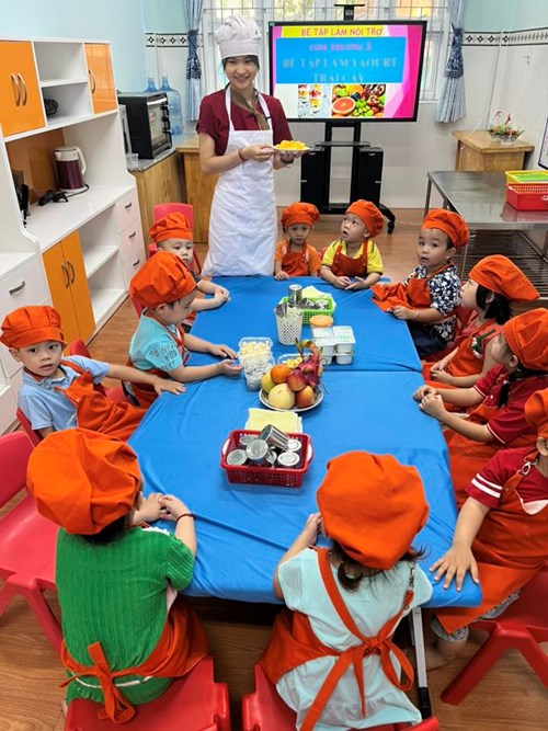 Hoạt động bé tập làm nội trợ