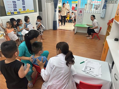 Các bé lớp Mầm 3 được bác sĩ thăm khám định kỳ