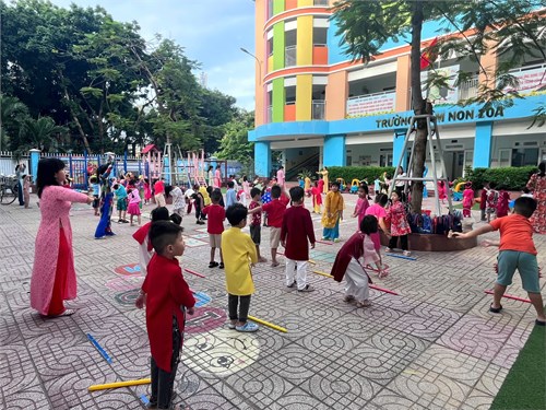 Cô và bé lớp Lá 1 hưởng ứng tháng áo dài năm 2025