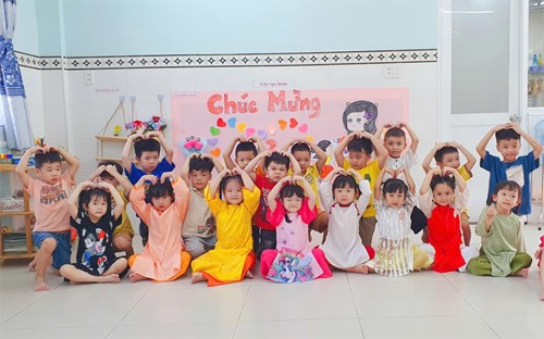 Lớp Chồi 1 mừng ngày Quốc tế Phụ nữ 8/3