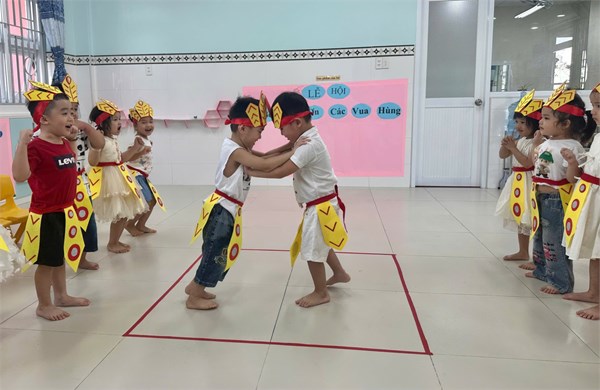 Các bé lớp Mầm 3 tham gia lễ hội “Giỗ Tổ Hùng Vương”