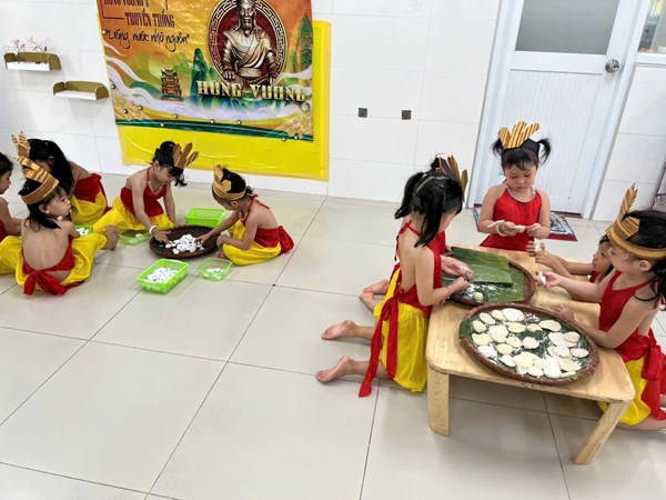 Các bé lớp Mầm 2 tham gia lễ hội  Giỗ tổ Hùng Vương 