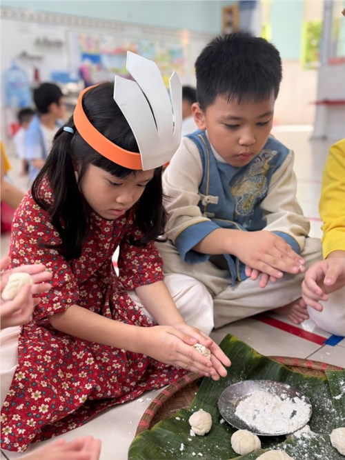 Lớp lá 1 tham gia lễ hội giỗ tổ hùng vương