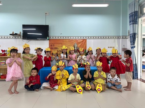 Các bé Trường Mầm non 10A tham gia lễ hội “Giỗ Tổ Hùng Vương” tại các nhóm lớp.