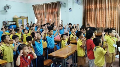 Trường Mầm non 10A: Tổ chức cho trẻ Mầm non 5-6 tuổi tham quan Trường Tiểu học Lê Thị Hồng Gấm.