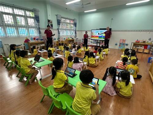 Trường Mầm non 10A tổ chức cho trẻ tham gia ngày hội  Mầm non vui cùng tiếng Anh”
