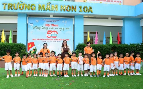 Lớp Chồi 1 với tiết mục đồng diễn “Waka Waka” qua hội thao “ Năng lượng mới, cả ngày vui”