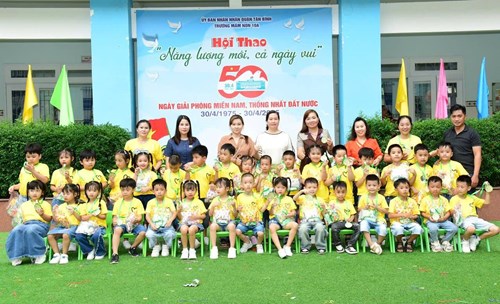 Lớp Lá 2 với tiết mục đồng diễn “Mẹ hãy nắm chặt tay con - Mẹ ơi đừng lo” qua hội thao “ Năng lượng mới, cả ngày vui”