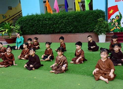 Lớp Chồi 2 với tiết mục đồng diễn “Bài ca tôm cá” qua hội thao “ Năng lượng mới, cả ngày vui”