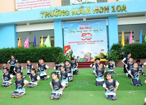 Lớp Lá 3 với tiết mục đồng diễn “Mashup tình bạn diệu kỳ” qua hội thao “ Năng lượng mới, cả ngày vui”