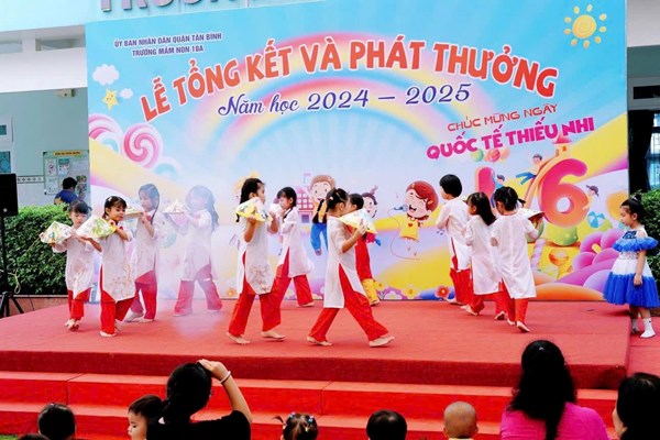 Lớp Lá 2: Múa Helllo Việt Nam