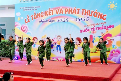 Lớp Lá 1: Múa Những ngôi sao xa xôi