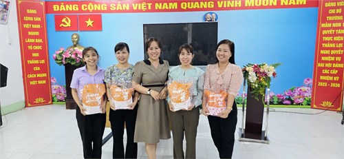 Ban chấp hành Công đoàn trường Mầm non 10 chúc mừng sinh nhật của đoàn viên Công đoàn tháng 3 và tháng 4
