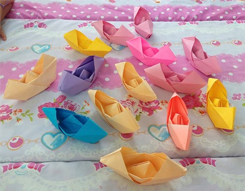 Bé xếp thuyền buồm