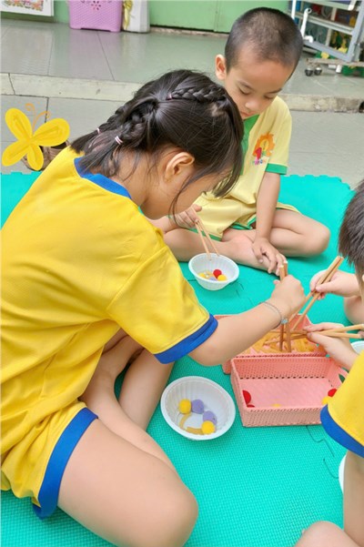 Dạy trẻ kỹ năng cầm đũa gắp thức ăn