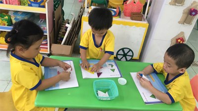 Các bé lớp Mầm Xếp dán cánh buồm