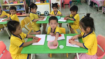 Các bé lớp mầm xếp dán lá cờ việt nam