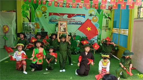 Các bé lớp Lá tham gia diễn văn nghệ chào mừng kỉ niệm 50 năm ngày giải phóng Miền Nam thống nhất đất nước.
Tiết mục văn nghệ Bác đang cùng chúng cháu hành quân.