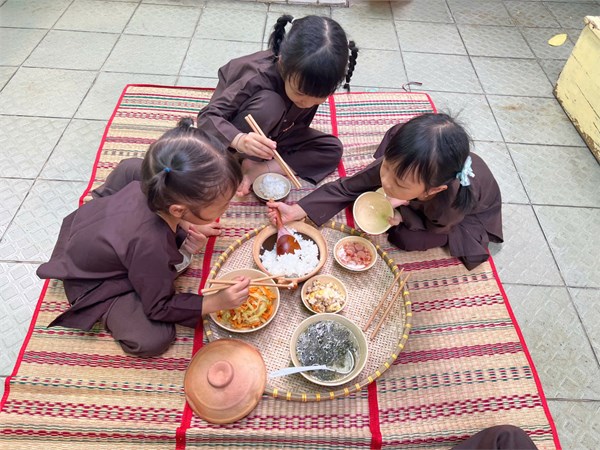 ĐỔI MỚI HÌNH THỨC GIỜ ĂN CHO TRẺ. Đề tài   Bữa trưa ngoài đồng 