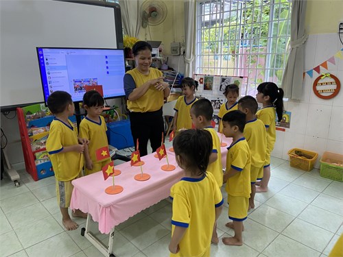 Cắt dán lá cờ việt nam