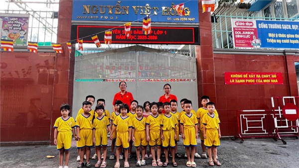 Các bé lớp lá tham quan trường tiểu học nguyễn việt hồng.