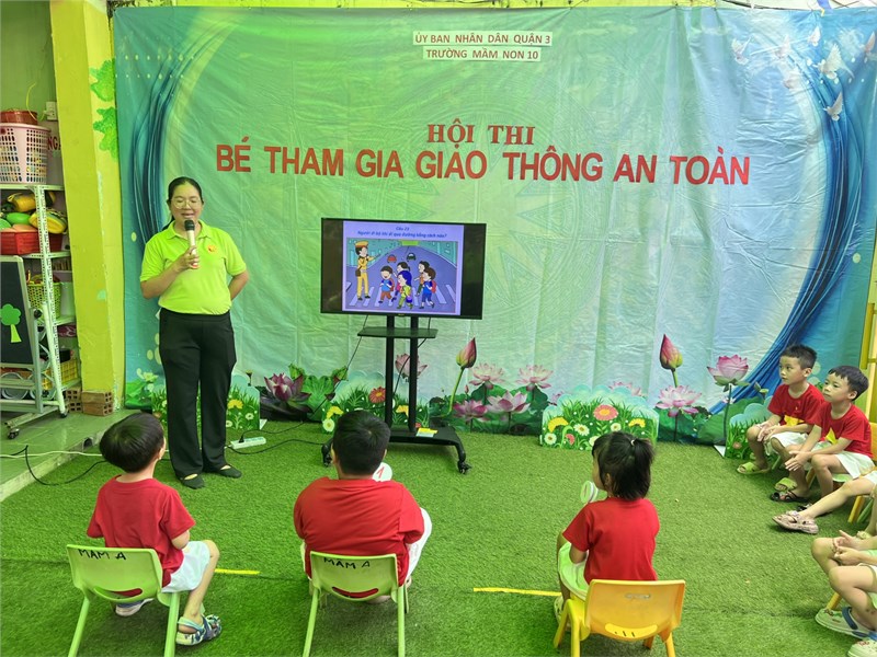 Các bé tham gia thi rung chuông vàng tìm hiểu luật giao thông và giao thông an toàn