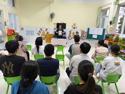 Nhà trường tuyên truyền về chế độ, chính sách cho bé