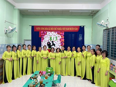 Tập thể cán bộ, giáo viên, nhân viên nuôi heo đất gây quỹ khuyến học năm 2024-2025