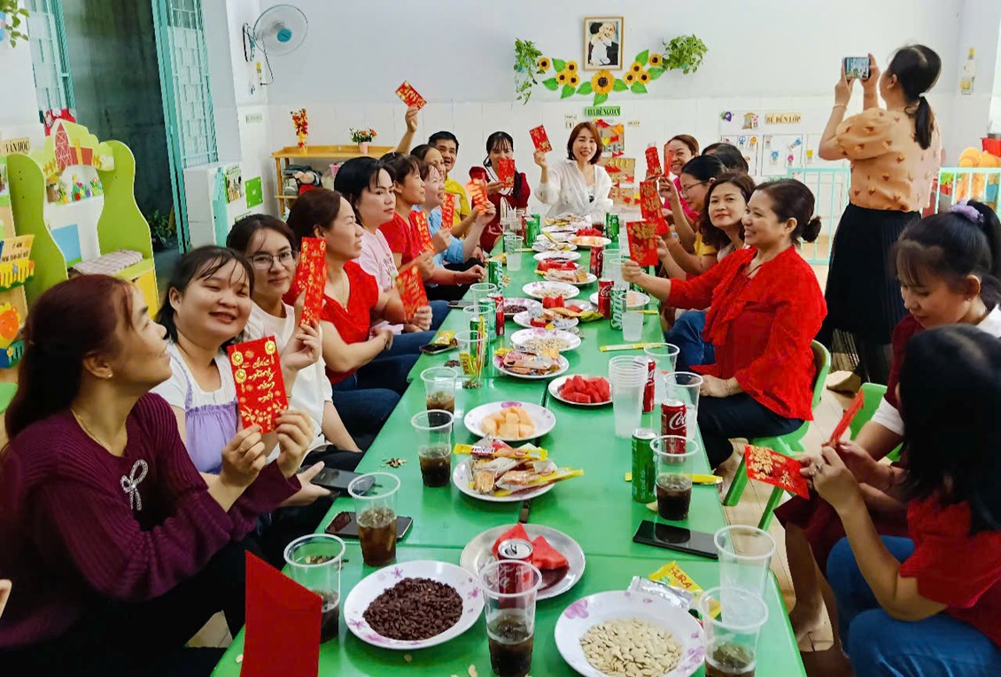 Công đoàn trường Mầm non 10 họp mặt đầu xuân Ất Tỵ 2025.