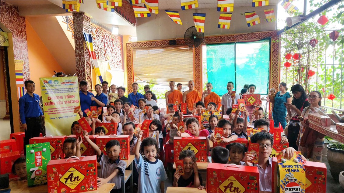 Xuân yêu thương - Trao tặng quà chăm lo Tết Ất Tỵ cho thanh thiếu nhi đồng bào Khmer