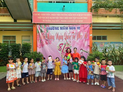 Các bé lớp Chồi 2 tham gia làm thiệp, làm hoa.