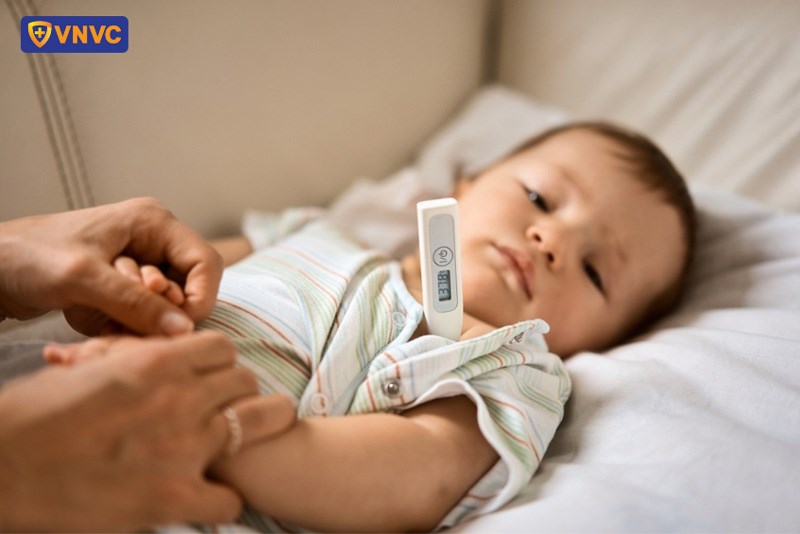 Trẻ mới hết sốt có tiêm phòng được không?