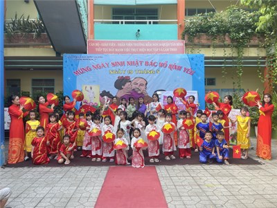 Các bạn lớp Chồi 3- Tham gia lễ “ Mừng sinh nhật Bác Hồ”