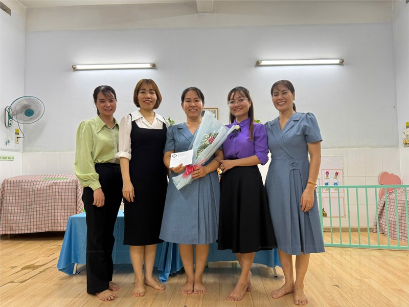 Công đoàn chúc mừng sinh nhật cô Trần Thị Ngọc Minh.