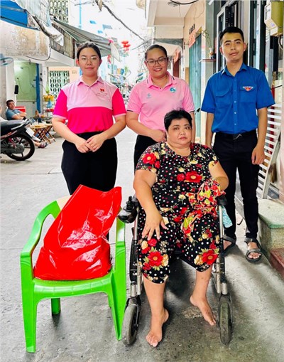 Nhân Ngày Người khuyết tật Việt Nam 18/4, với tinh thần sẻ chia và lan tỏa yêu thương, Hội Liên hiệp Phụ nữ và Đoàn - Hội Phường 10, Quận Tân Bình đã thăm hỏi, động viên và tặng quà đến các hội viên, đoàn viên khuyết tật có hoàn cảnh khó khăn trên địa bàn phường