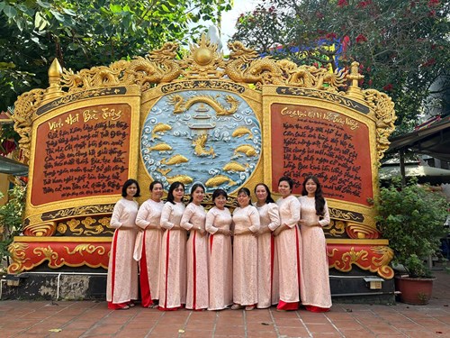 Tham quan Nhà Truyền thống và thắp hương tưởng niệm tại Đền thờ Hai Bà Trưng