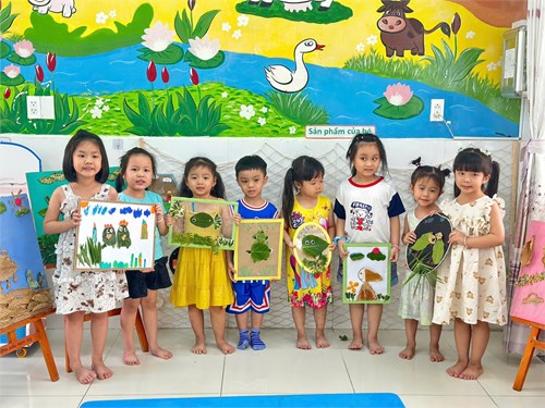 Bé tạo hình sáng tạo từ lá cây
