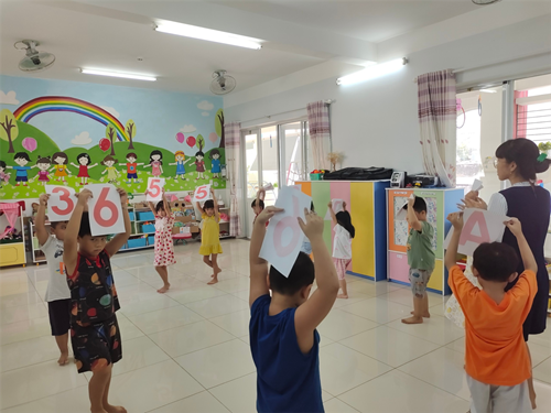 Bé chơi với những con số