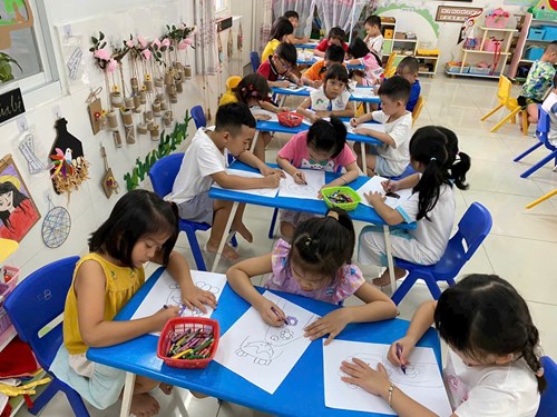 Bé thi vẽ tranh tại lớp