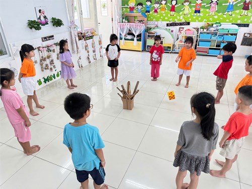 Bé học so sánh chiều cao của 3 đối tượng