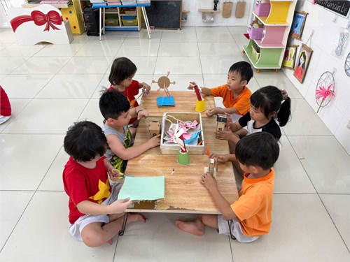 Bé làm cối xay gió