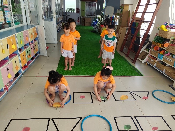 Bé chơi với hình học