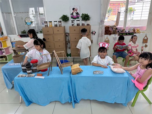 Bé chơi đóng vai tiệm thuốc đông y