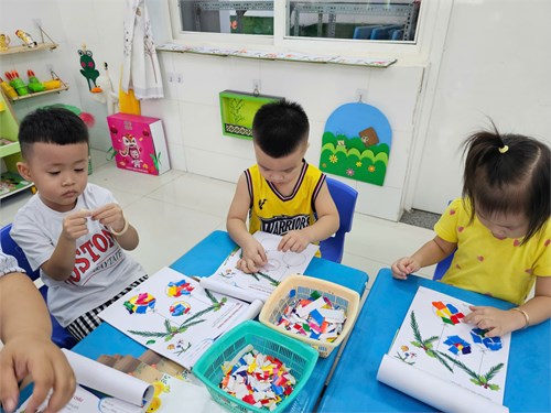Bé làm tập tạo hình