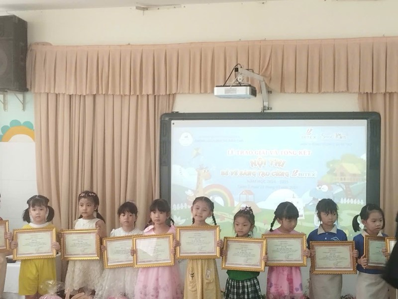 Bé nhận giải thưởng Hội thi   Bé vui sáng tạo cùng BITEX 